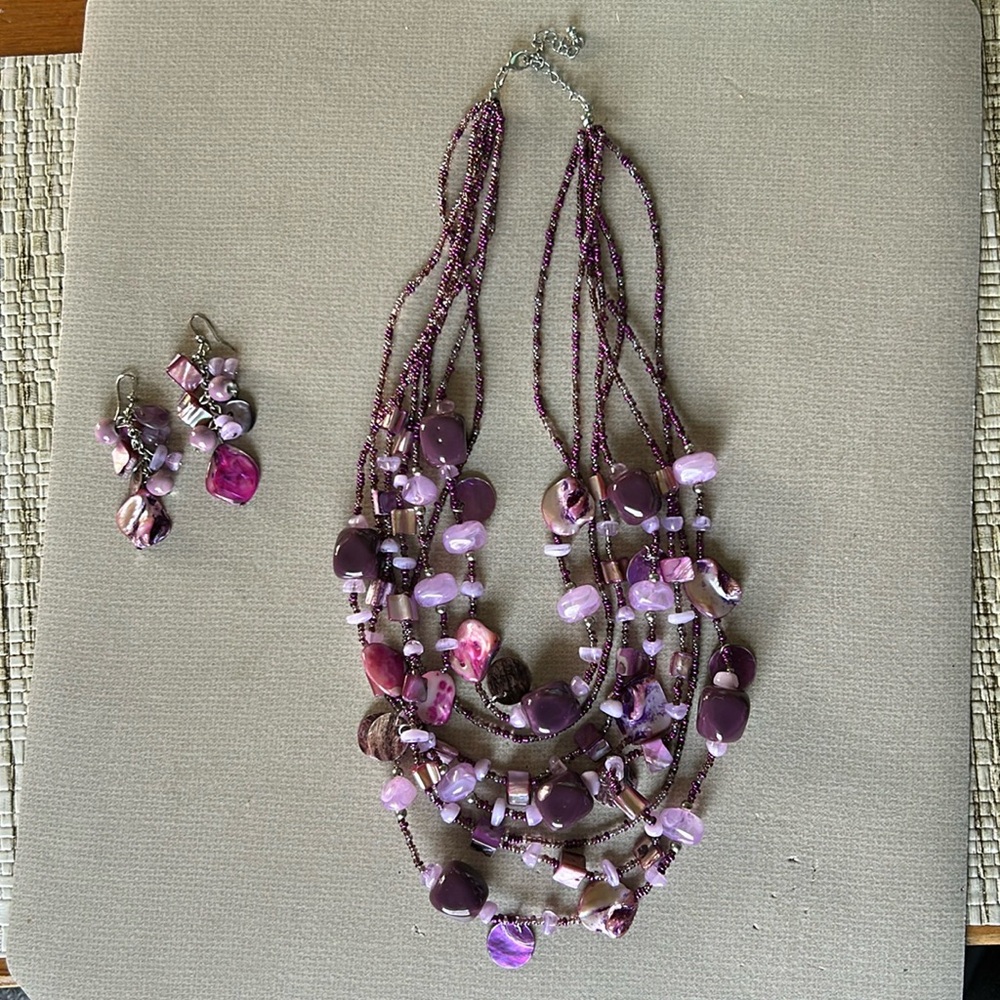 Pretty Pearlescent purple/pink chunky & beaded necklace matching dangle earrings